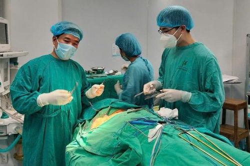 Cứu sống bệnh nhân bị xiên vịt nướng đâm xuyên cổ