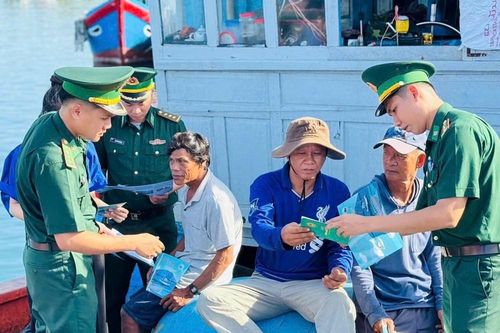 Ngư dân Quảng Ngãi chủ động khắc phục lỗi mất tín hiệu giám sát