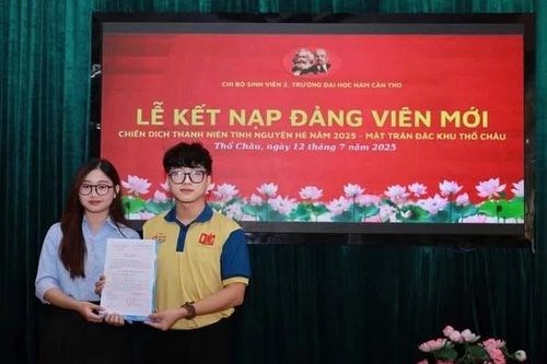Sinh viên tình nguyện vinh dự được kết nạp Đảng tại đặc khu Thổ Châu