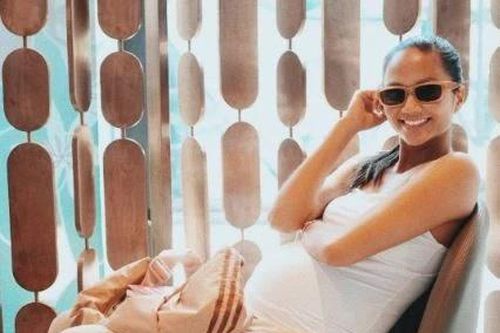Hoa hậu H'Hen Niê 'chất lừ' với gu thời trang bầu bí tối giản, tinh tế
