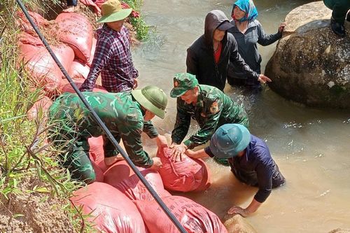 Đồn Biên phòng Tri Lễ giúp nhân dân khắc phục sạt lở sau mưa lớn kéo dài