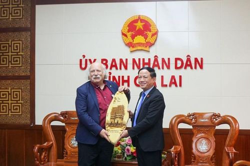 Chủ nhân giải Nobel Vật lý năm 2016 đến Gia Lai truyền cảm hứng khoa học