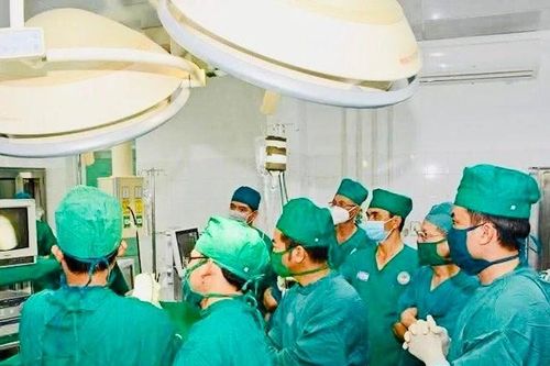 Bệnh viện Quân y 211 triển khai phẫu thuật nội soi tán sỏi thận qua da