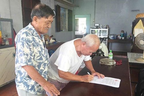 Cán bộ đến tận nhà dân lấy ý kiến TP.HCM về đổi tên đường bị trùng