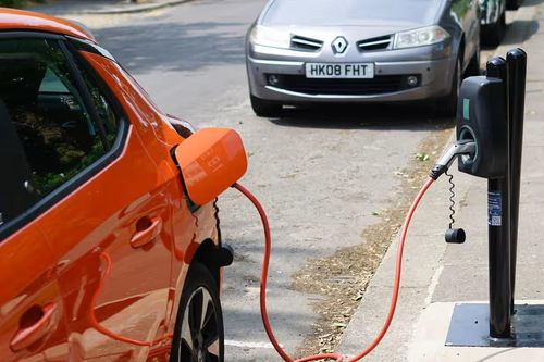 Anh chi 650 triệu bảng hỗ trợ người dùng xe điện