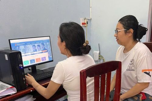 Đăng ký trực tuyến tuyển sinh đầu cấp: Phụ huynh gặp trở ngại, ngành giáo dục tích cực hỗ trợ