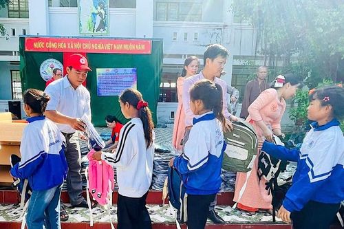 Tặng 395 suất quà cho học sinh khó khăn ở Phú Thiện