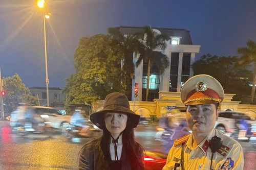 Cảnh sát giao thông Thủ đô kịp thời trao trả tài sản cho người dân giữa trời mưa lớn