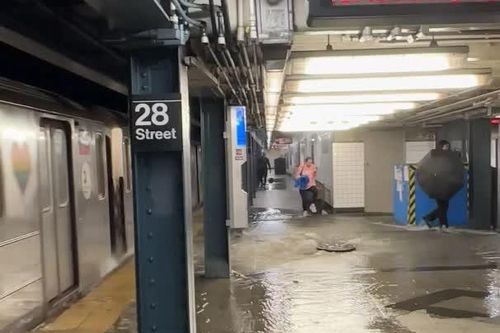 Nước lũ tràn vào nhà ga tàu điện New York