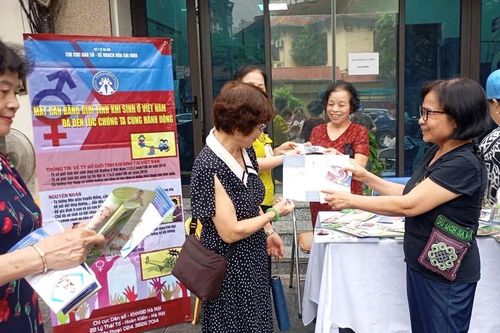 Từ kiểm soát đến 'trao quyền sinh sản'