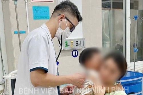 2 trẻ co cứng, mất ý thức vì ngộ độc khí trong ô tô
