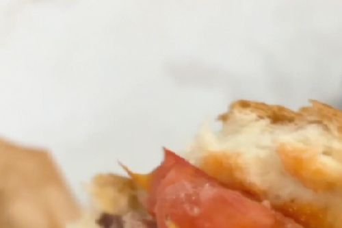 Kinh hãi giòi lúc nhúc trong bánh hamburger tại Đà Nẵng