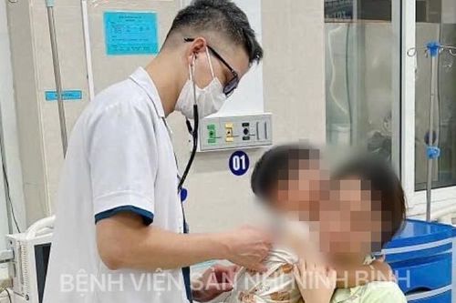 Ngồi trong xe ô tô đang di chuyển, 2 bé ở Ninh Bình bất ngờ co giật, mất ý thức