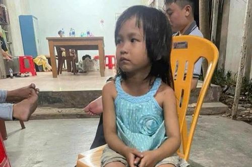 Bé gái 4 tuổi đi lạc vào quán cà phê hơn một tuần chưa ai đến nhận