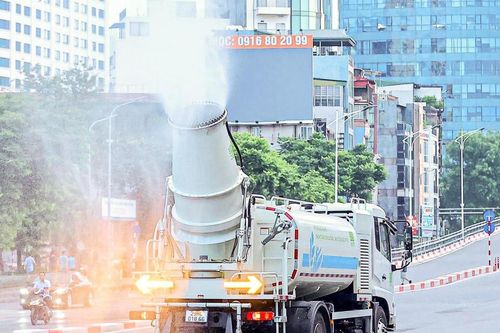 'Đại bác diệt bụi' lăn bánh, làm sạch phố phường Hà Nội