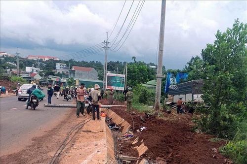 Xe tải tông xe máy trên Quốc lộ 28 làm 2 người thương vong
