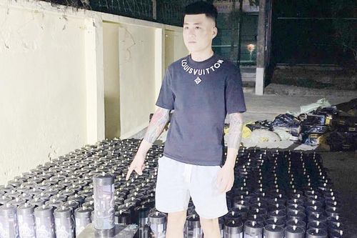 Bắt giữ nam thanh niên vận chuyển trái phép 384 bình khí cười
