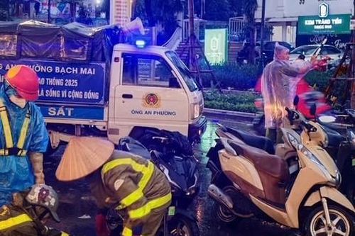 Lực lượng Công an triển khai phương án đảm bảo an toàn cho người dân ngay trong cơn giông dữ dội tại Hà Nội