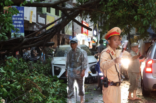 Cảnh sát giao thông Hà Nội triển khai phương án ứng phó mưa lớn, bảo đảm an toàn giao thông