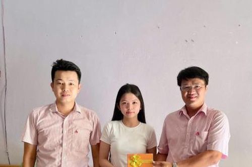 Cán bộ Ngân hàng Chính sách lan tỏa yêu thương qua chương trình 'Mẹ đỡ đầu'