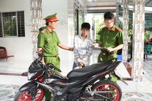 Bắt đối tượng có 3 tiền án, tiếp tục cùng đồng bọn trộm một lúc 2 xe máy