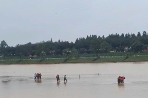Quảng Ngãi: Kịp thời cứu sống hai anh em đuối nước trên sông Đăk Bla