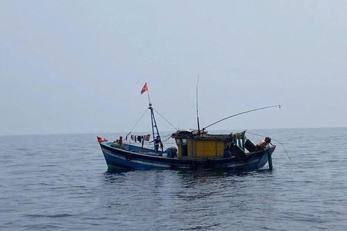 Cứu sống 7 ngư dân gặp nạn trên vùng biển Quảng Trị