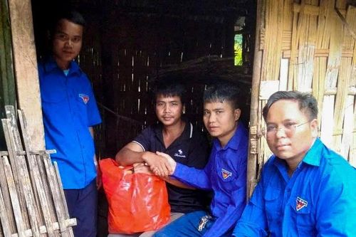 Những phần quà nghĩa tình gửi đến gia đình có công và đoàn viên khó khăn