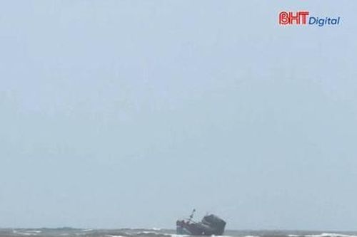 Tàu đánh cá chở 7 ngư dân chìm trên biển được ứng cứu kịp thời