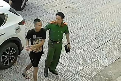 Kẻ rút dao đâm người vì mâu thuẫn trong việc xưng hô ra đầu thú