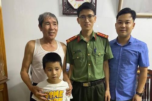 Cả nhà vỡ òa khi cháu bé đi lạc được Công an tìm thấy đưa về