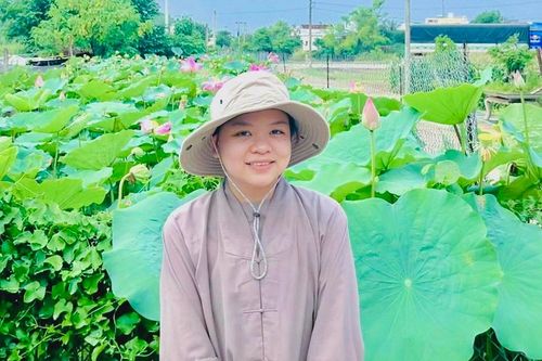 Giữa cõi người, em lặng lẽ nở hoa