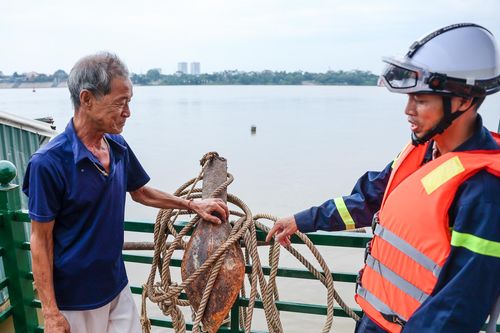Công an hỗ trợ người dân ven sông Hồng neo thuyền, chằng nhà trước bão số 3