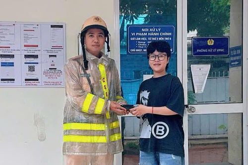 Chiếc ví da trôi dưới rãnh nước và nỗi xúc động của người phụ nữ khi nhận được tài sản