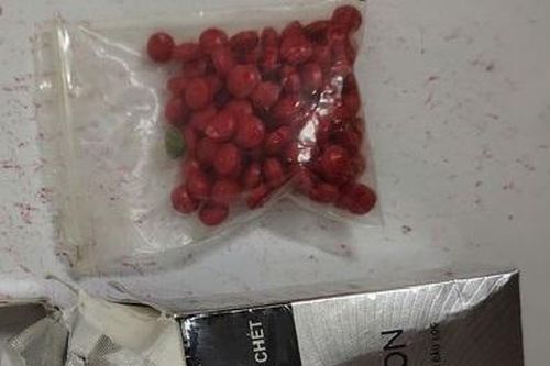 Bắt nam thanh niên mang theo 'đàn ngựa đỏ' giấu trong vỏ bao thuốc lá