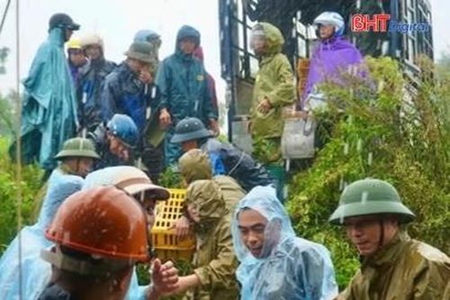 Công an, cán bộ xã giúp chủ trại 'giải cứu' đàn gà 6.000 con bị ngập lụt