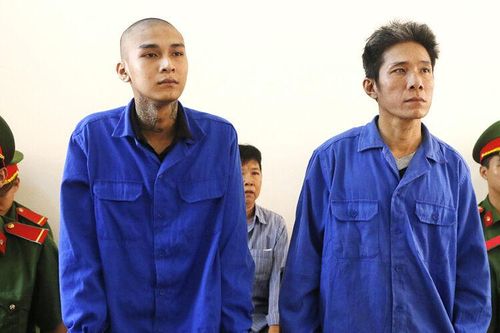 Cầm dao đi trả thù, hai cha con cùng vào tù