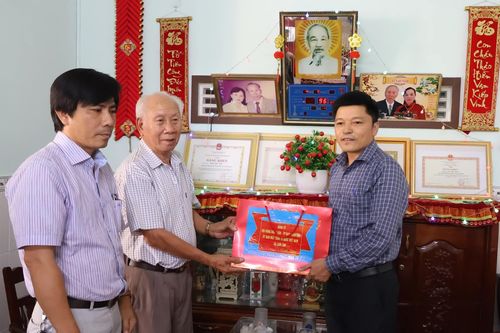UBND xã Cam Lâm thăm, tặng quà các gia đình chính sách