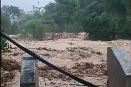 Lũ quét cuốn phăng cầu, nhiều bản ở Nghệ An bị cô lập
