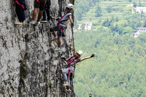 Vùng núi Trung Quốc 'đổi đời' nhờ du lịch mạo hiểm