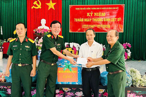 Trung đoàn Minh Đạm tặng quà Trung tâm Điều dưỡng thương binh và người có công Long Đất