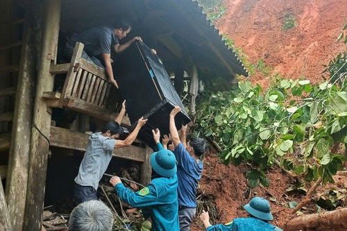 Nỗ lực hỗ trợ người dân bản Mông xã Tri Lễ khắc phục hậu quả lũ lụt