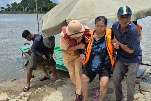 Cảnh sát đường thủy cùng người dân cứu người phụ nữ đuối nước
