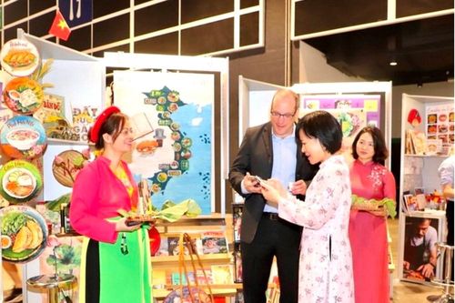 Việt Nam ghi dấu ấn Hội chợ sách Hồng Kông bằng hương vị và văn hóa