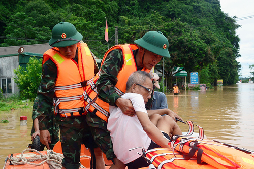 LLVT Quân khu 4 sát cánh cùng nhân dân vùng lũ Nghệ An
