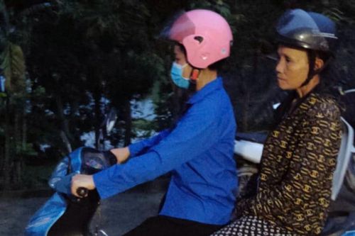 Vượt rào cản ngôn ngữ, đưa thủ tục hành chính về với dân bản vùng biên