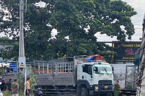 Xe đạp điện va chạm với ô tô tải, nữ công nhân tử vong thương tâm