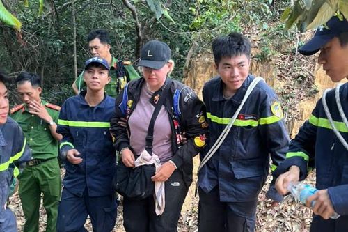 Cảnh sát cứu nạn nữ du khách nước ngoài đuối sức trong lúc du khảo vùng núi Khánh Hòa