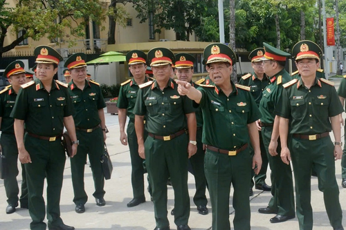 Thượng tướng Nguyễn Văn Nghĩa kiểm tra khu vực tập kết lực lượng tham gia diễu binh, diễu hành