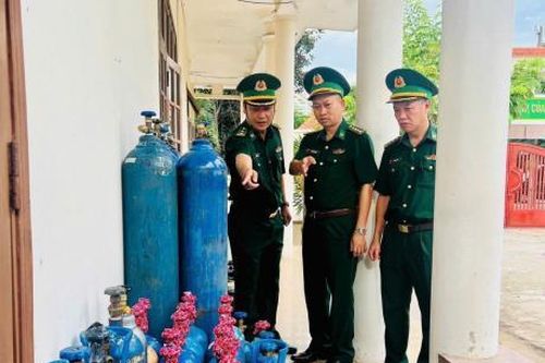 Thu giữ hàng trăm bình khí cười!